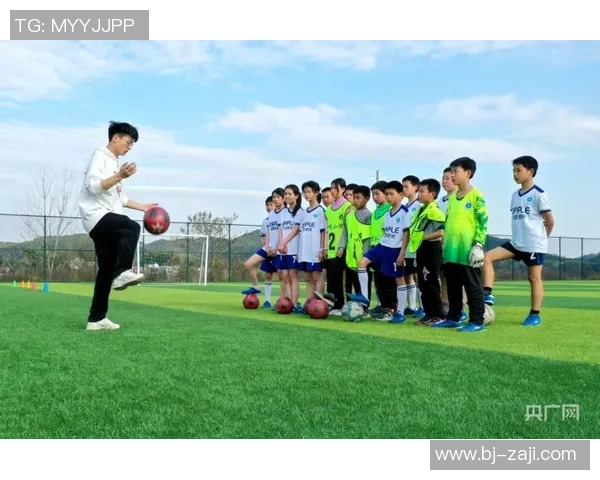 足球小妮的梦想之旅：从小球场到世界舞台的成长故事